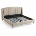 Cama doble tapizada en tela beige con cabecera acanalada y patas metálicas, 200x160 cm