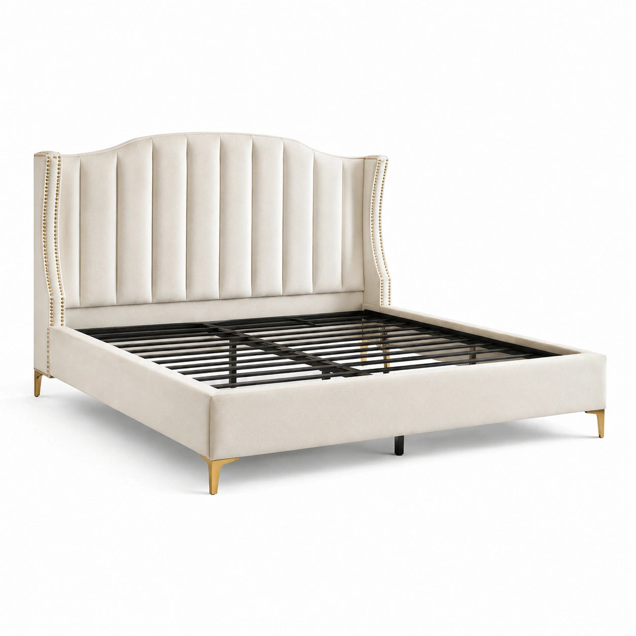 Cama doble tapizada en poliéster beige con patas metálicas doradas