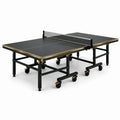 Mesa de ping-pong negra plegable con ruedas y bordes dorados